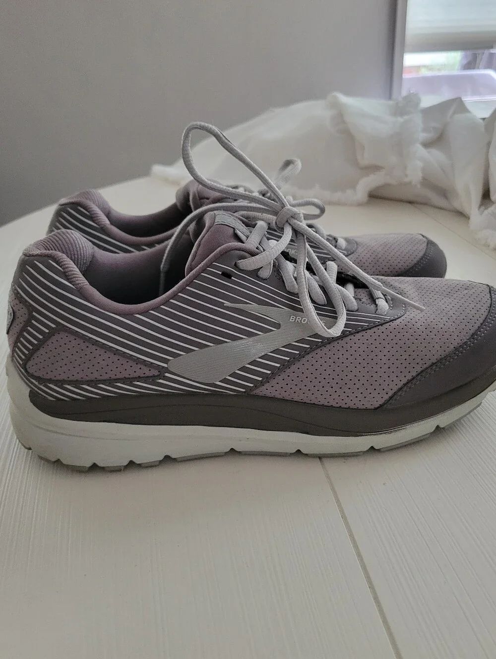 Brooks Addiction Walker Sneaker Women's 10.5B, Grey/Purple